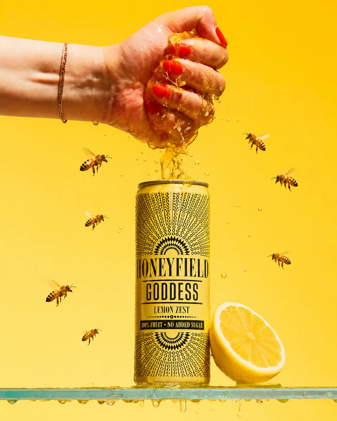Honeyfield — destello dorado sobre la lata de hidromiel, imaginario de luz divina
