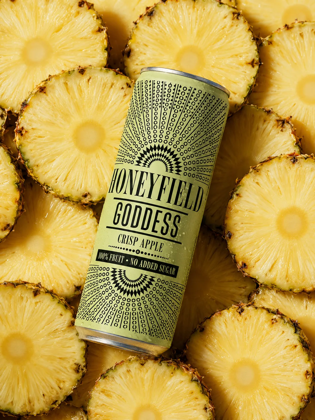 Honeyfield — mockup lifestyle de la lata de hidromiel en situación de consumo real