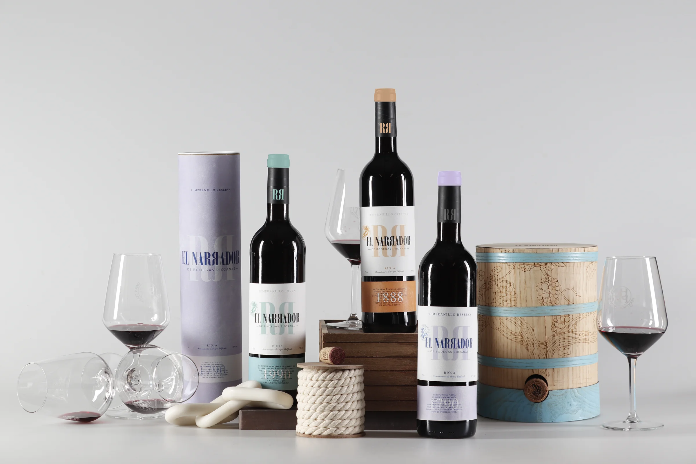 El Narrador — las tres botellas: Joven 1990, Crianza 1888 y Reserva 1790