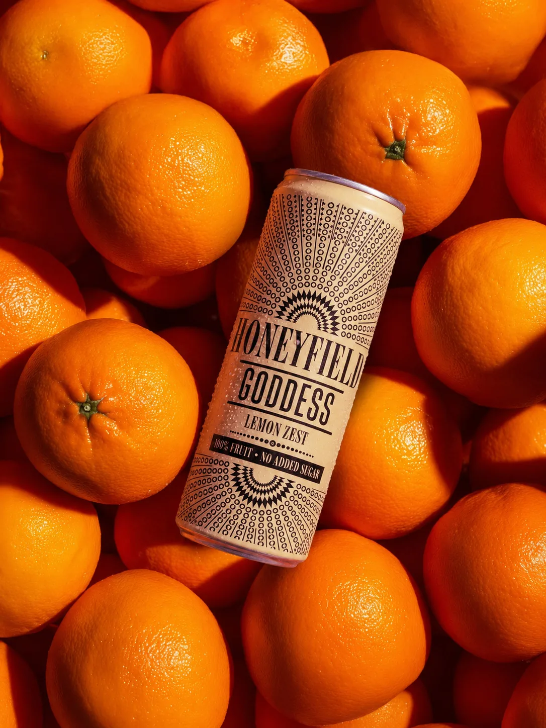 Honeyfield — gama de sabores de hidromiel en lata diseñada por Kroos Studio